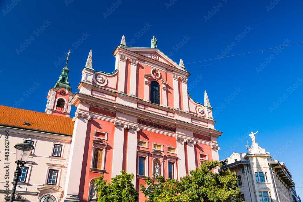 スロベニア　リュブリャナの新市街のプレシェーレン広場に建つフランシスコ教会