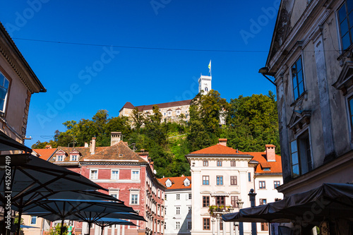 スロベニア　リュブリャナの市街地から見上げるリュブリャナ城