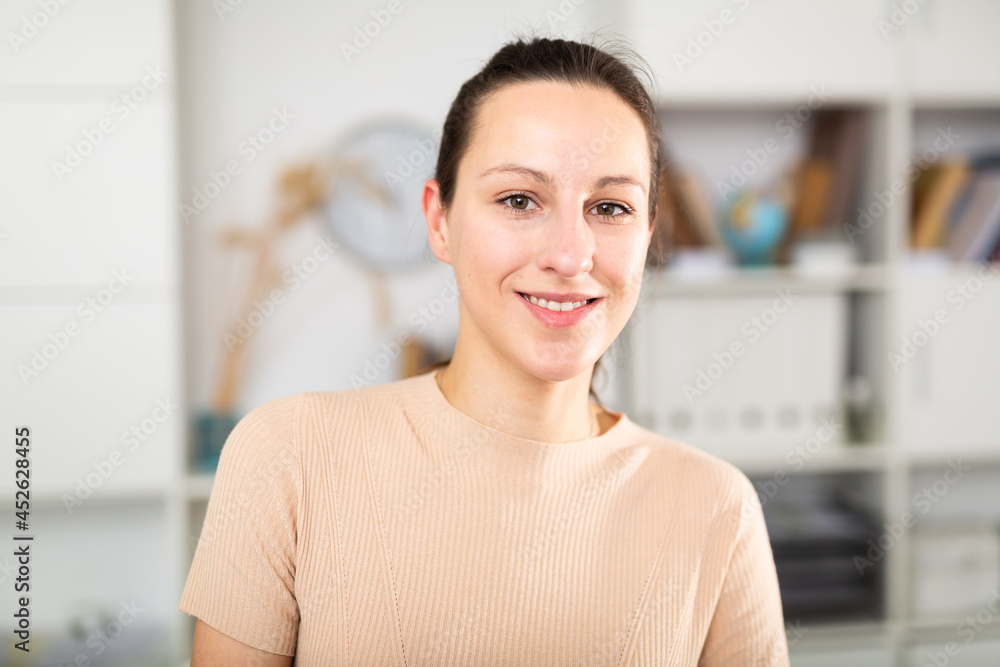 Obraz premium Positive young businesswoman posing in the office
