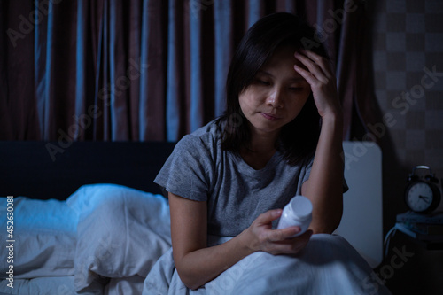 Fotografía Sleepless woman holding medical drug bottle insomnia pills time