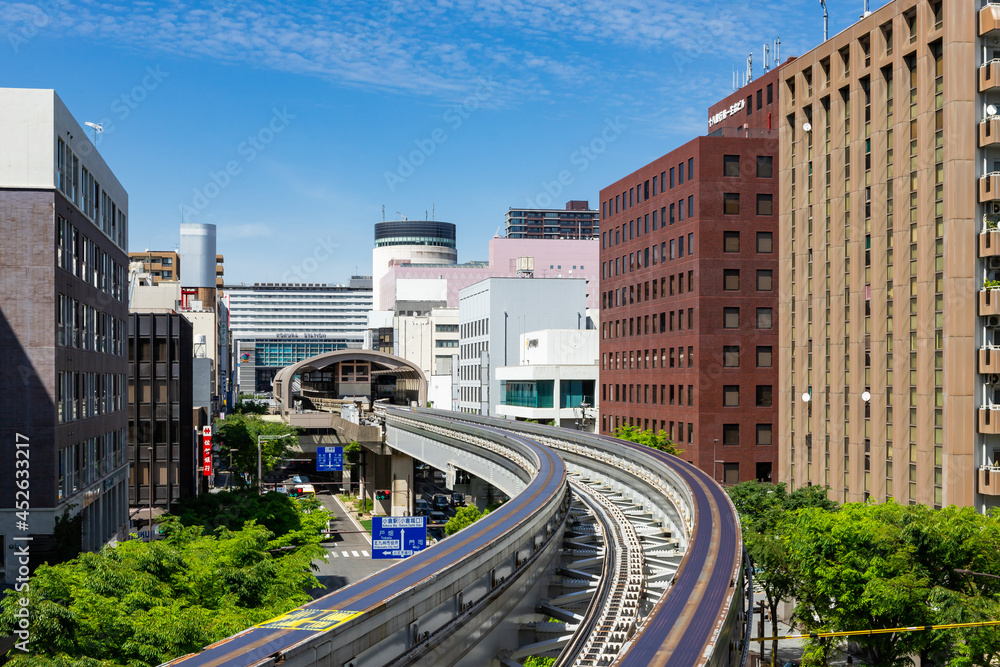 Fototapeta premium 晴天の平和通りを走る、北九州モノレール