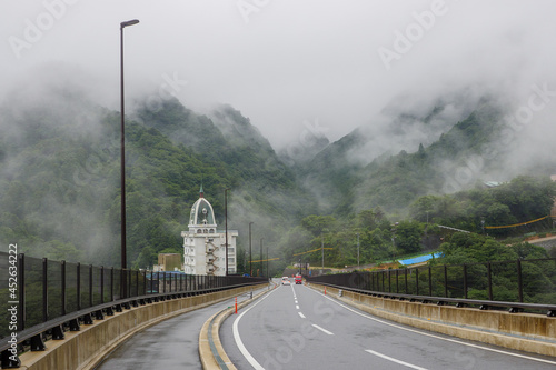 湯の山かもしか大橋から見る霧がかる湯の山温泉  © komta