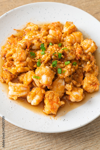 stir-fried shrimps with garlic and shrimps paste