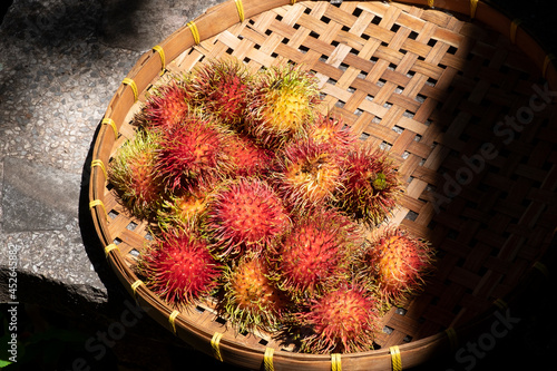 Fotografie fresh rambutan in bamboo basketry tray