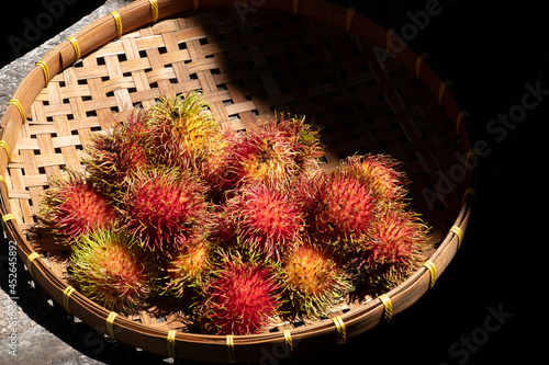Fotografie fresh rambutan in bamboo basketry tray