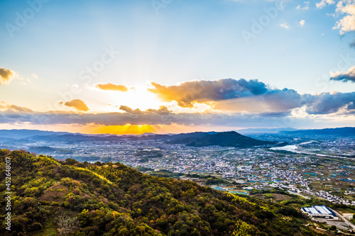 和歌山県紀の川市の百合山付近から船戸山や和歌山湾方面を空撮。和歌山県紀の川市の秋、12月