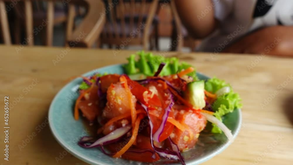 closeup 250 fps slow motion closeup hand using chopsticks to eat salmon salad on table
closeup 250 fps slow motion closeup hand using chopsticks to eat salmon salad on table