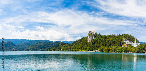 スロベニア ブレッド湖と湖畔に建つ聖マルティヌス教会と崖の上に建つブレッド城