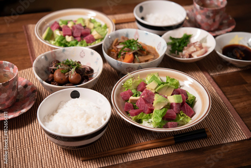Obraz na płótnie 日本の食卓,マグロ,アボガド,レタス,サラダ,家庭料理,和食 w salonie
