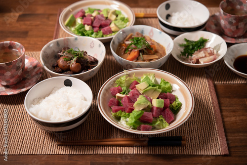日本の食卓,マグロ,アボガド,レタス,サラダ,家庭料理,和食
