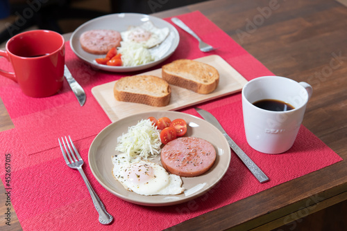 Obraz na płótnie 日本の食卓,朝食,目玉焼き,ベースドエッグ w salonie