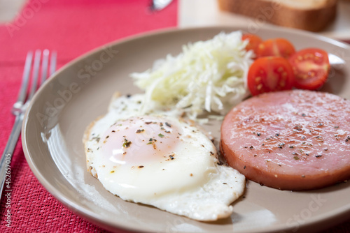 Obraz na płótnie 日本の食卓,朝食,目玉焼き,ベースドエッグ w salonie