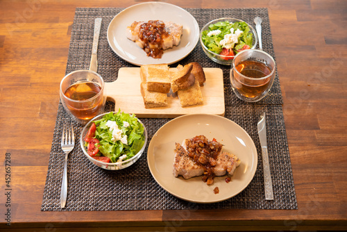 Obraz na płótnie 日本の食卓,ポークステーキ,きのこソース,家庭料理 w salonie