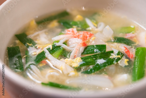 Obraz na płótnie 日本の食卓,かに玉スープ,ニラ,玉子,中華スープ, w salonie