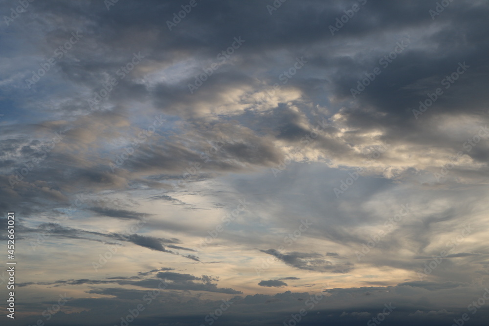 夏の夕方の空