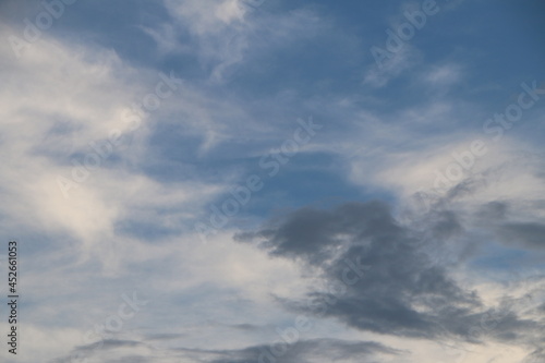 Fototapeta Naklejka Na Ścianę i Meble -  雲がある夏の青空