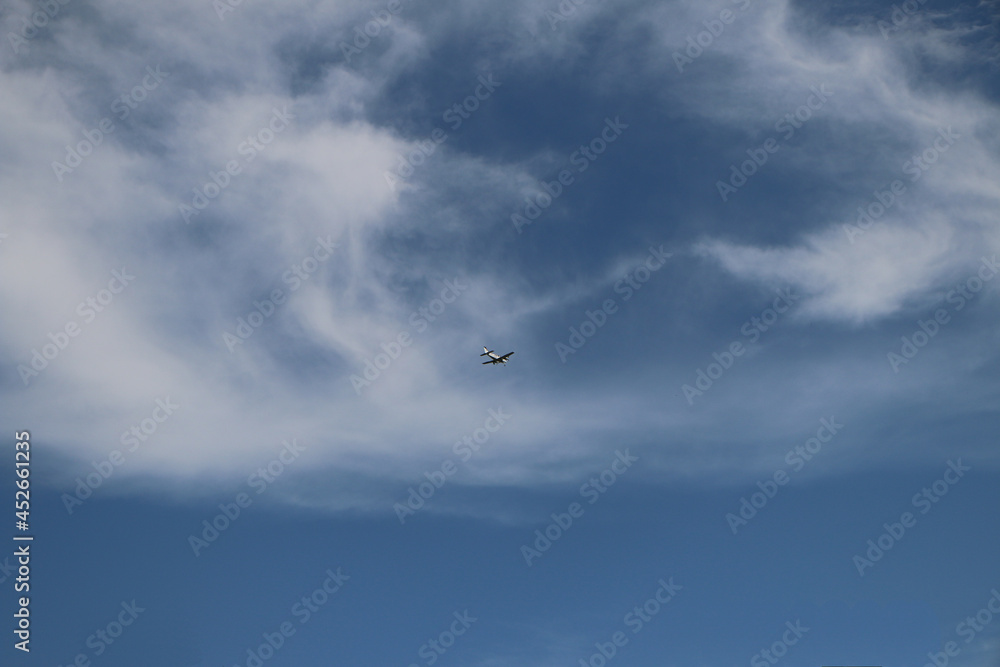 雲がある夏の青空