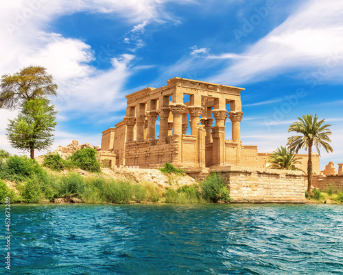 Obraz na płótnie Trajan's Kiosk or the Pharaoh's Bed of the Philae Temple, view from the Nile, Aswan, Egypt w salonie