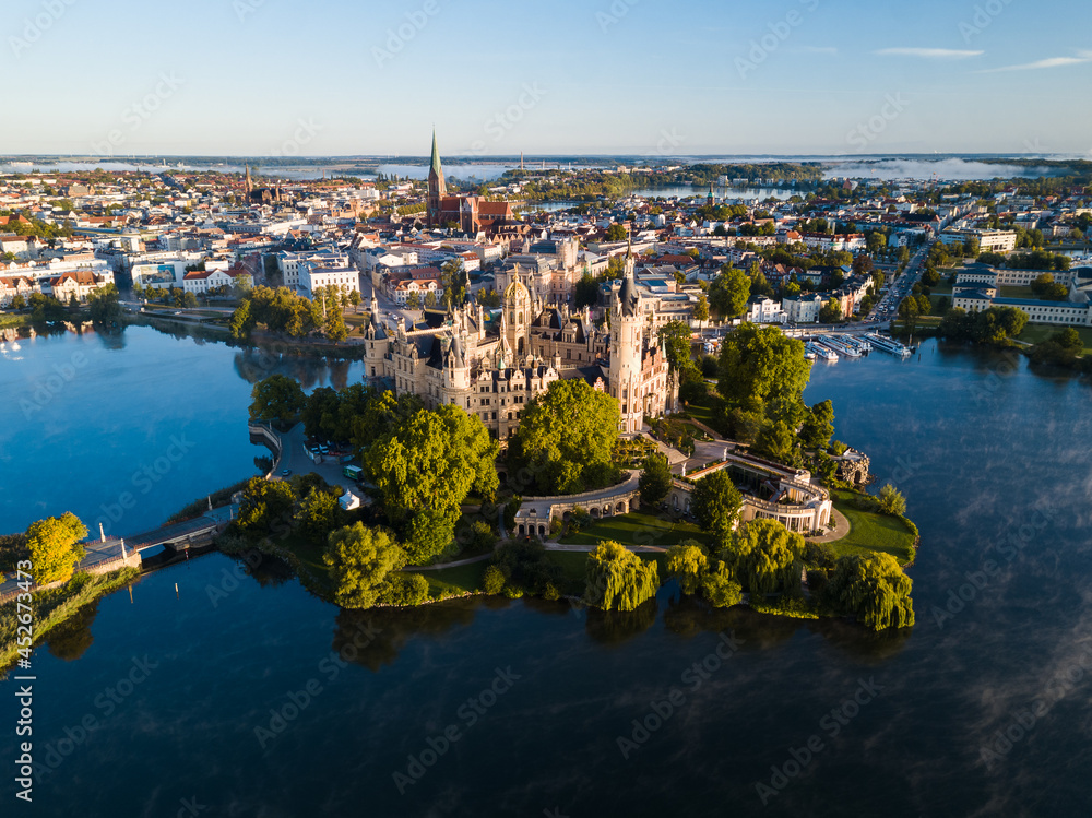 Das Schweriner Schloss am frühen Morgen Das Schweriner Schloss am frühen Morgen