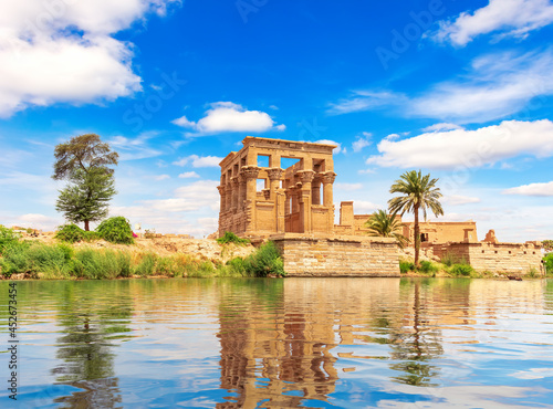 Obraz na płótnie Trajan's Kiosk of the Philae Temple on Agilkia Island by the Nile, Aswan, Egypt w salonie