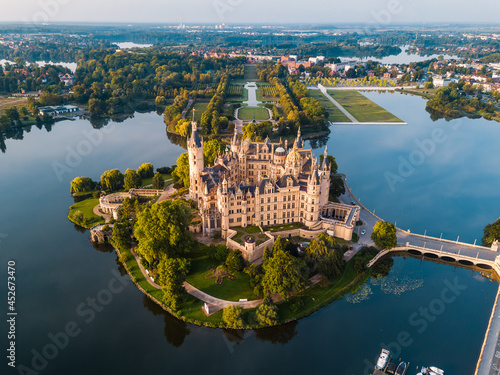 Schweriner Schloss am frühen Morgen