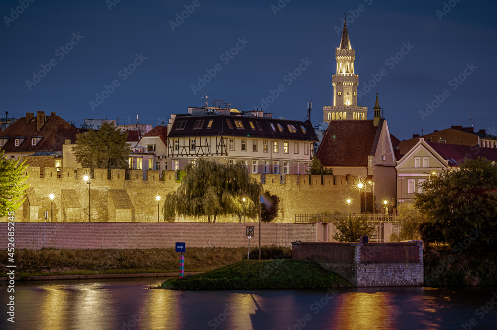 Opole widok Starego Miasta z ratuszem i murami miejskimi nad rzeką Odrą