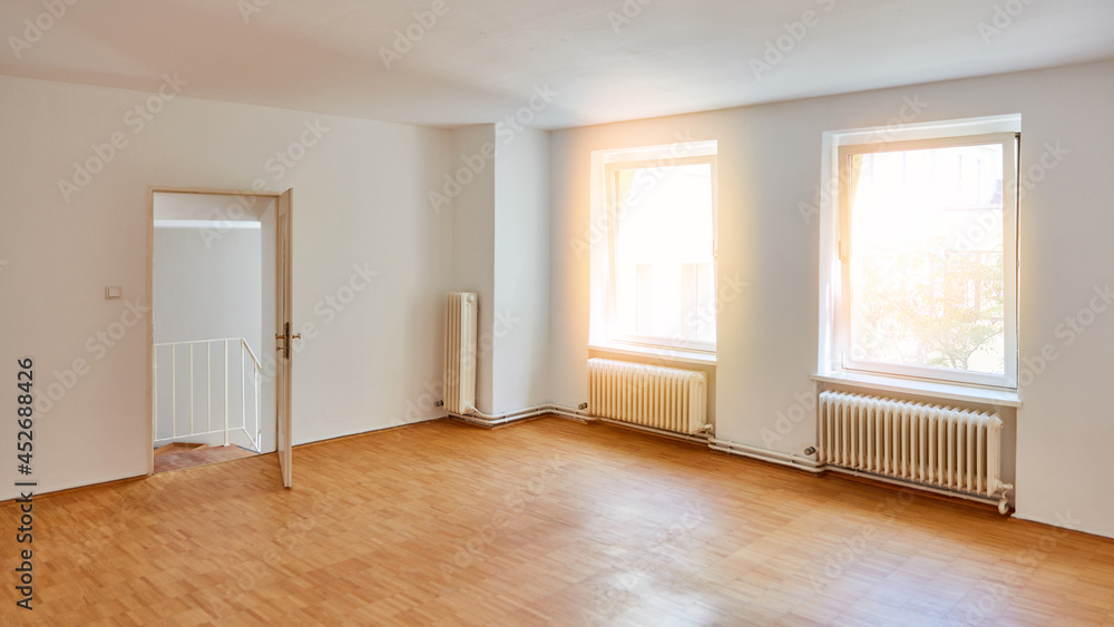Fototapeta premium Helle sonnige Fenster in leerem Raum in Altbauwohnung