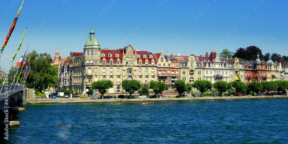 Uferpromenade mit schönen alten Jugendstil - Häusern in Konstanz am Bodensee unter blauem Himmel