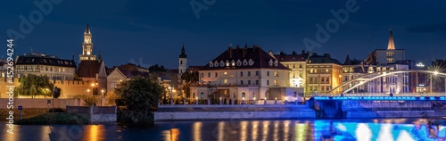 Opole panorama Starego Miasta nocą z widoczną katedrą, murami miejskimi nad rzeką Odrą i ratuszem