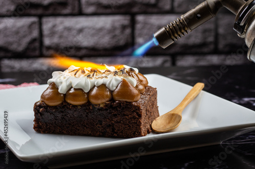 Brownie de chocolate con dulce de leche y merengue. Pasteleria argentina