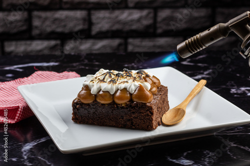 Brownie de chocolate con dulce de leche y merengue. Pasteleria argentina