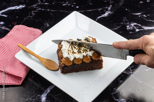 Brownie de chocolate con dulce de leche y merengue. Pasteleria argentina