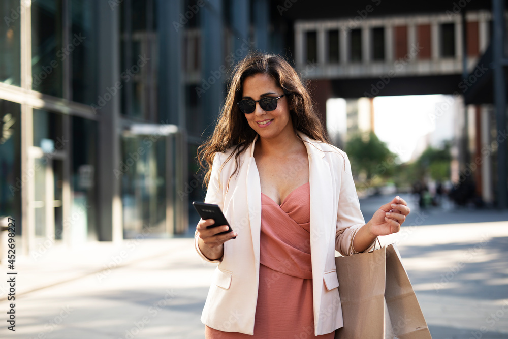 Obraz premium Young beautiful businesswoman using the phone. Female manager typing a message...