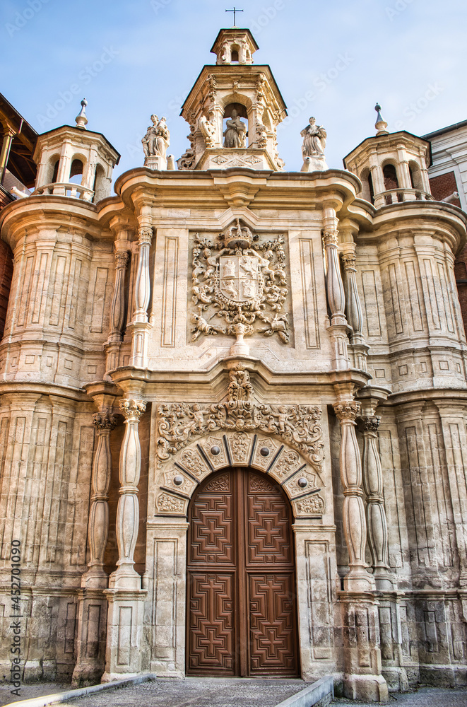 Hermosa fachada de estilo barroco siglo XVII de la iglesia San Juan de Letrán en Valladolid, España