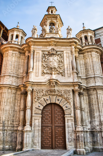 Hermosa fachada de estilo barroco siglo XVII de la iglesia San Juan de Letrán en Valladolid, España