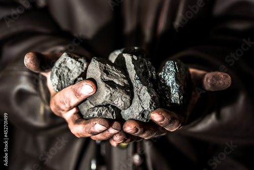 Photo Coal mining : coal miner in the man hands of coal background