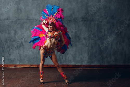 Canvas Print Woman in brazilian samba carnival costume with colorful feathers plumage