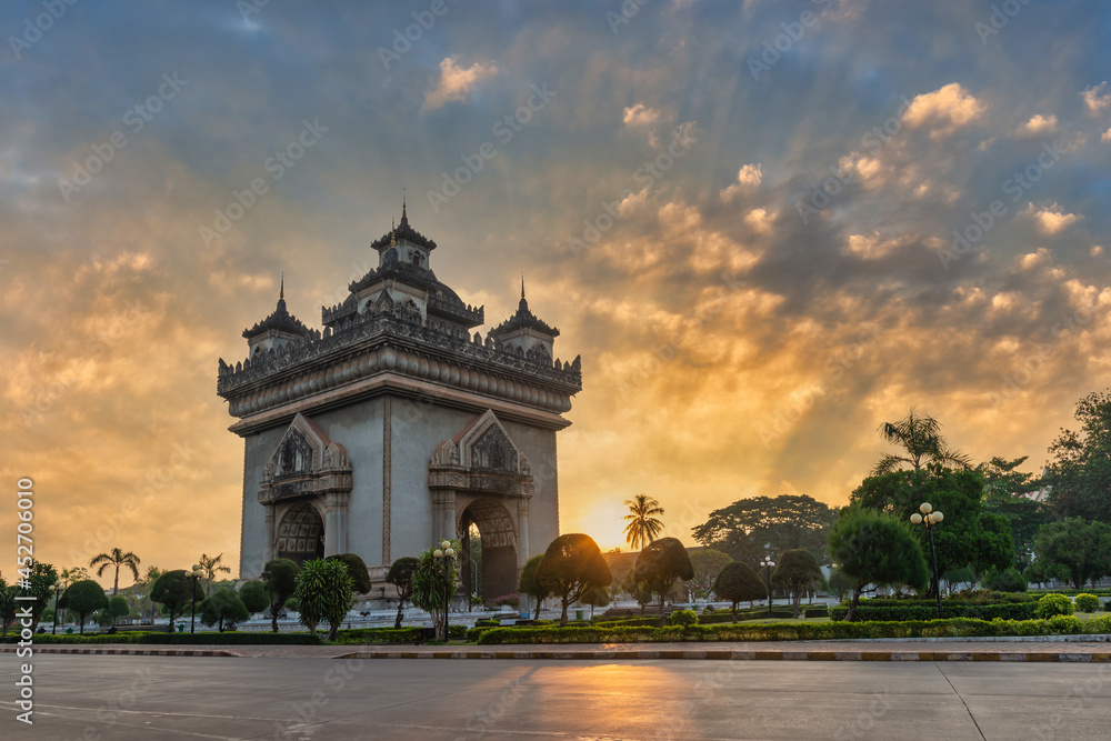 Obraz premium Vientiane Laos, sunrise city skyline at Patuxai (Patuxay) the most famous landmark in Vientiane