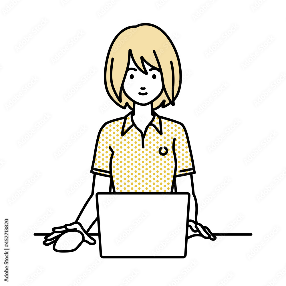デスクで座ってPCを使っているポロシャツの女性