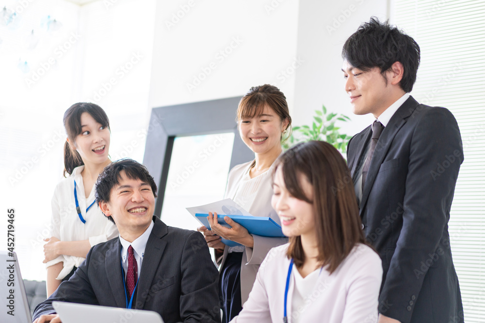 オフィスでビジネスミーティングをする会社員 オフィスでビジネスミーティングをする会社員