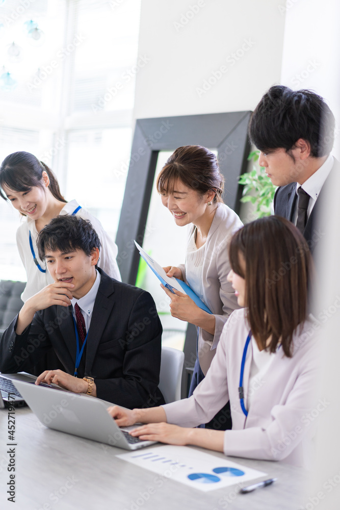 オフィスでビジネスミーティングをする会社員 オフィスでビジネスミーティングをする会社員