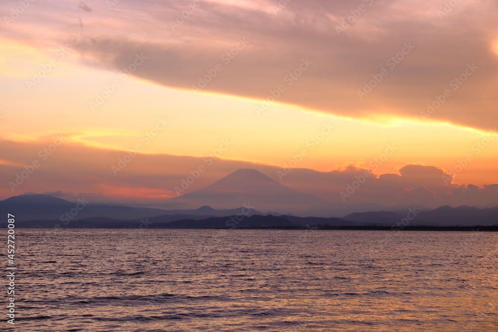 夕暮れの富士山（江の島　片瀬西浜海水浴場より撮影）