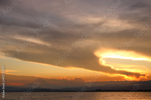 夕暮れの富士山（江の島 片瀬西浜海水浴場より撮影）