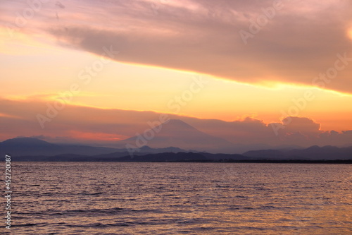 夕暮れの富士山（江の島　片瀬西浜海水浴場より撮影） photo