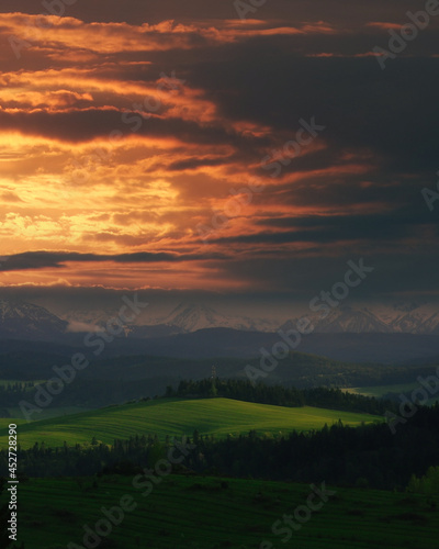 Ogniste niebo nad Tatrami widziane z gór Pieniny.