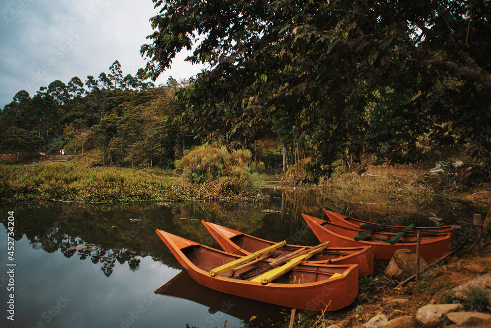 Obraz premium boat on the lake