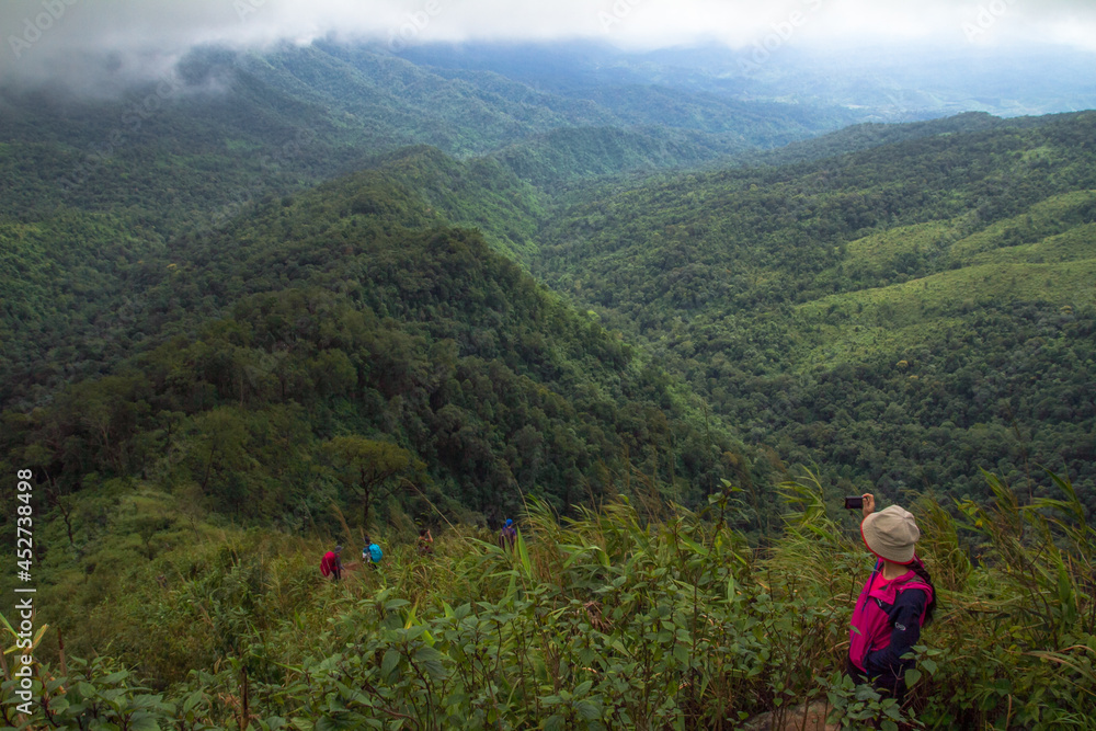 Naklejka premium woman on top of mountains