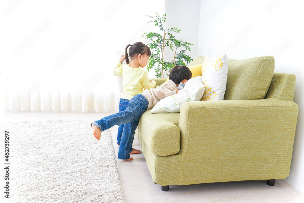 二人で遊ぶ女の子と男の子 二人で遊ぶ女の子と男の子