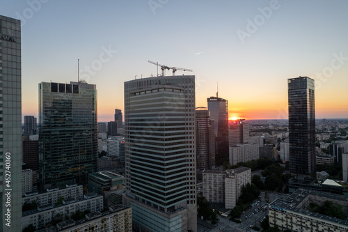 Fototapeta Naklejka Na Ścianę i Meble -  wieżowce w centrum miasta, budowa i dżwigi, Warszawa, Polska