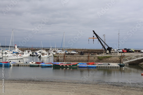Grue de levage et de mise a l'eau dans le port de Saint Jacques, ville de Sarzeau, departement du Morbihan, region Bretagne, France